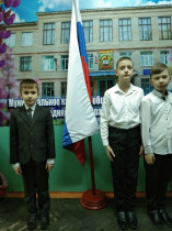 Утро новой учебной недели в школе началось с церемонии поднятия Государственного флага России.