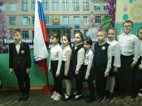 Утро новой учебной недели в школе началось с церемонии поднятия Государственного флага РФ.